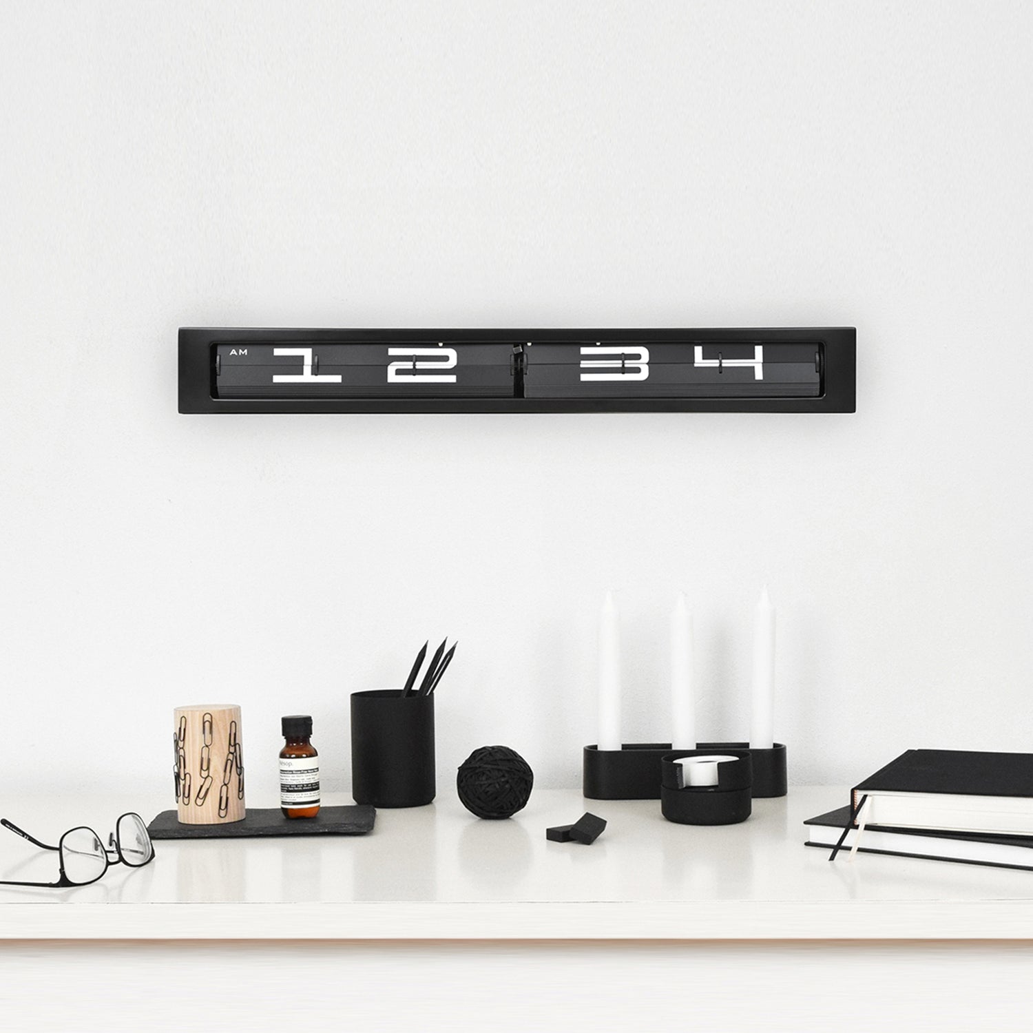 Digitaluhr schwarz an Wand über Schreibtisch