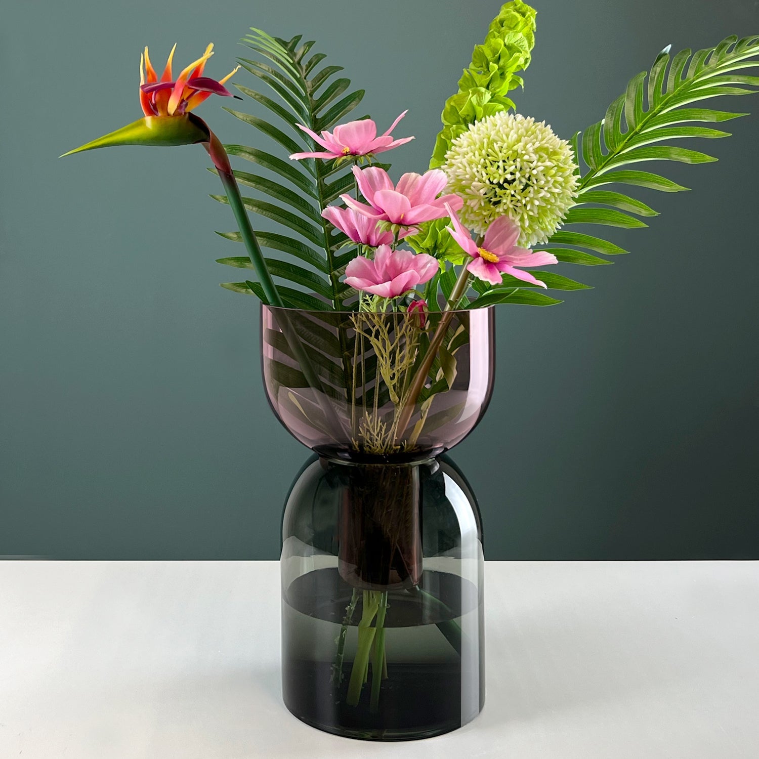 Vase Flip in rosa und grau mit Blumen