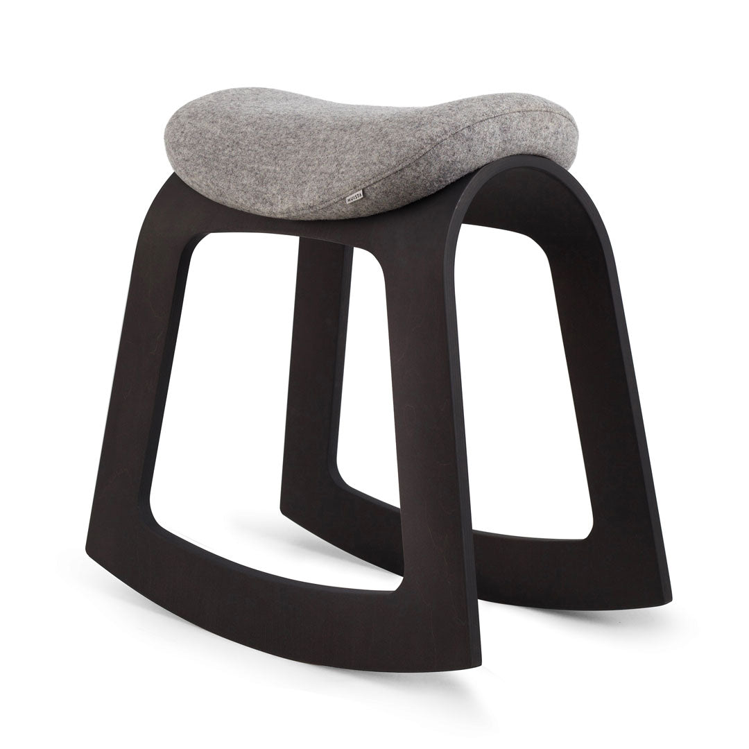 Schaukelstuhl aus dunklem Holz mit grauem Sitzpolster